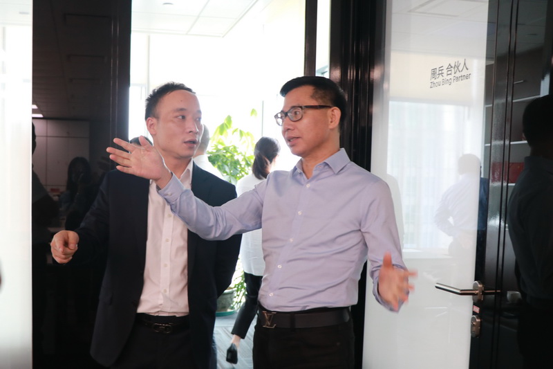 鸿鹄律师,廖翀律师,本所高级合伙人黄晓宏律师,周庆元律师等热情接待